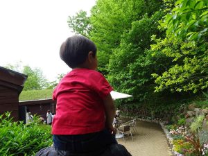 肩車されている男の子